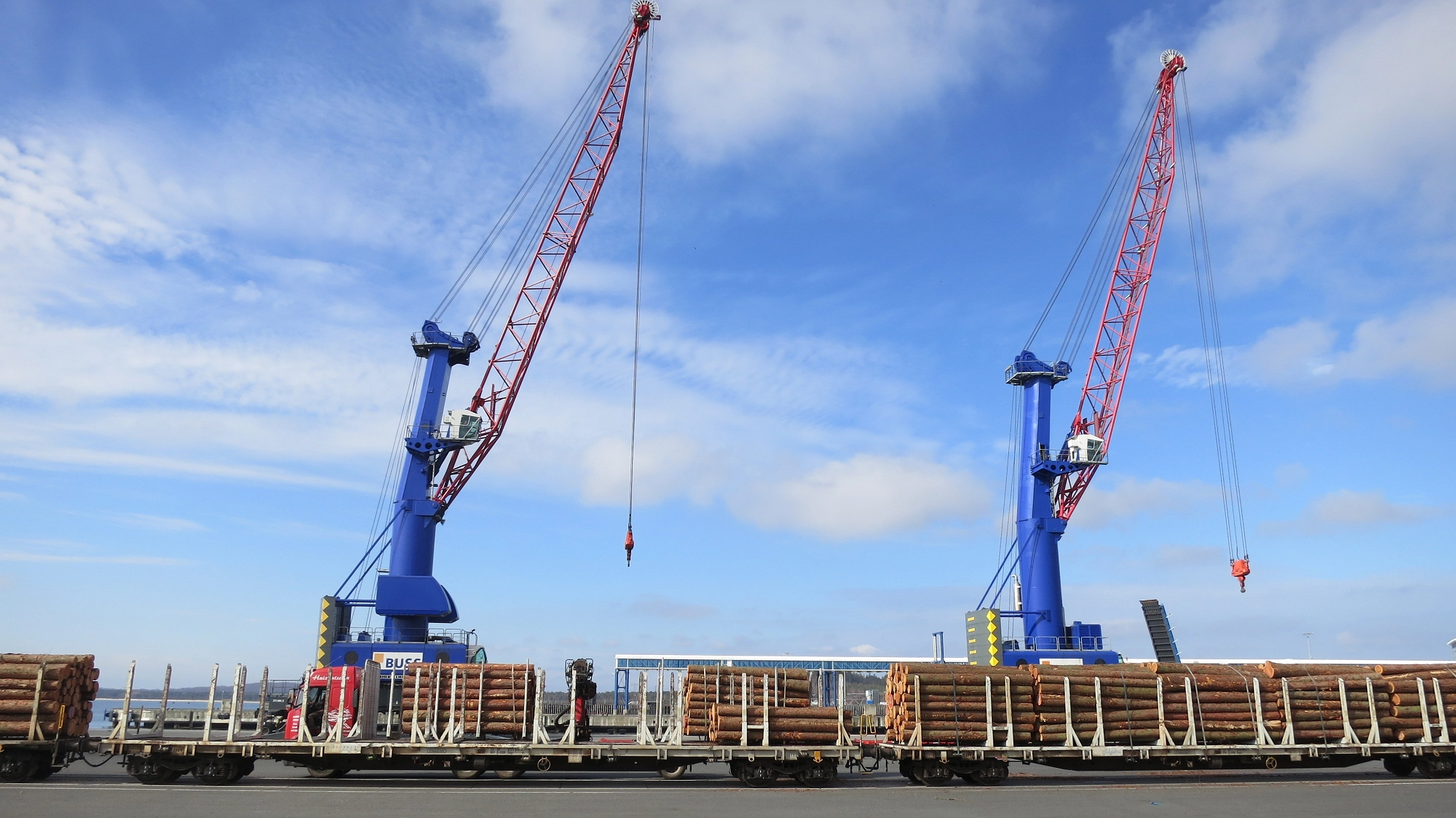 Schiffs- und Bahnverladungen